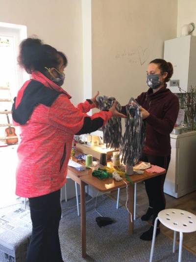 Dobrovolníci pomáhají s šitím roušek, obec Polevsko, březen 2020