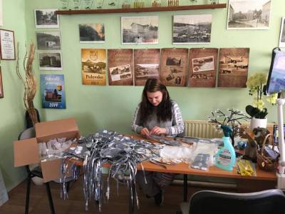 Dobrovolníci pomáhají s šitím roušek, obec Polevsko, březen 2020